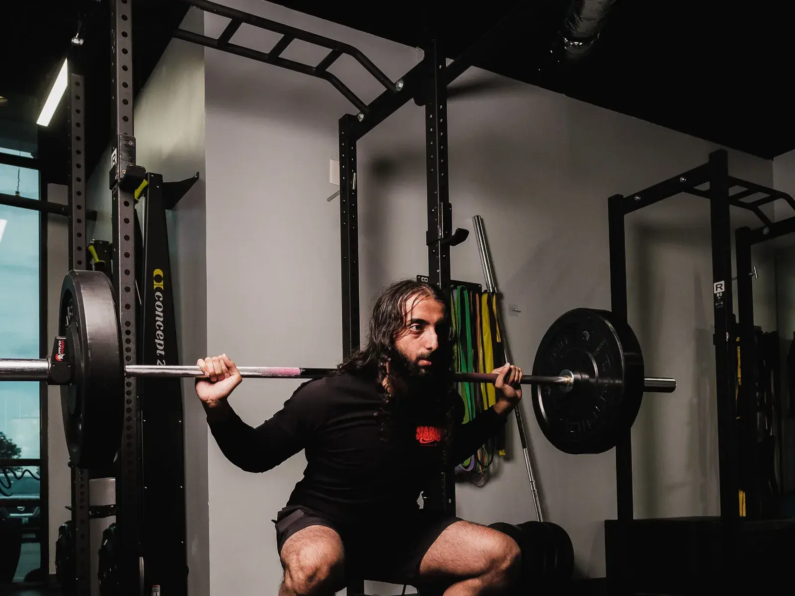 Entrenador personal explicando a su cliente el reparto semanal de la rutina en el gimnasio